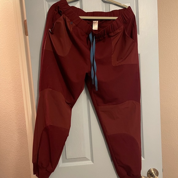 Limited edition Disney figs scrubs - Picture 5 of 7